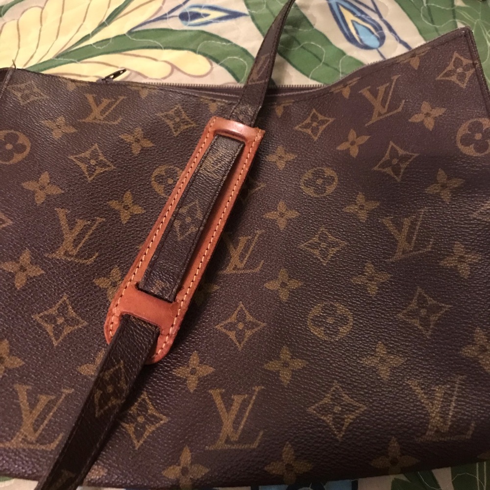 ❤️ SOLD❤️Louis Vuitton Toiletry Bag w/ Strap - Picture 4 of 7